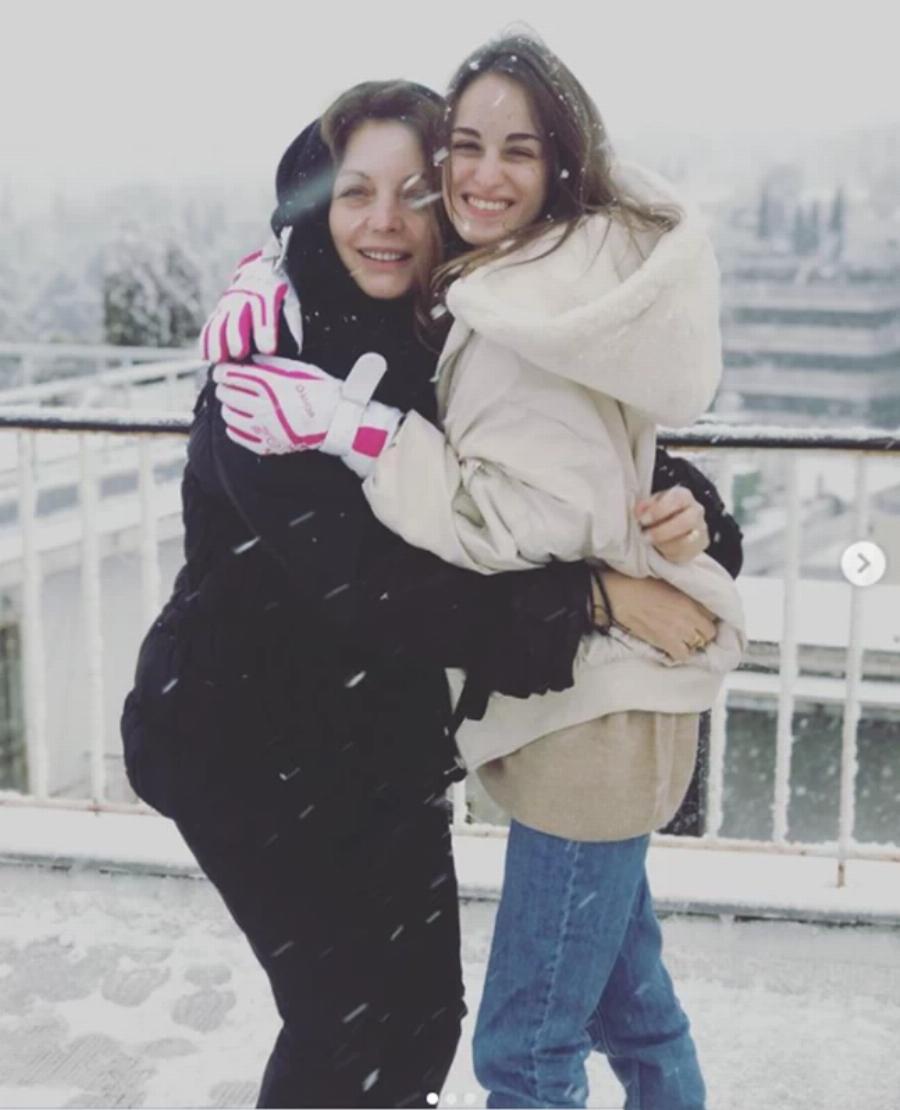 Πανέμορφη και χιονισμένη: Η Άντζελα Γκερέκου ποζάρει στα χιόνια χωρίς ίχνος μακιγιάζ