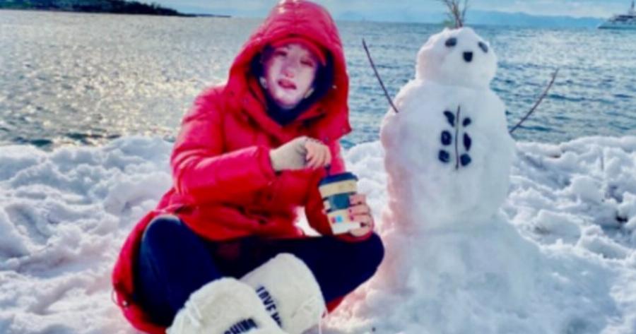 Συγκίνηση για τη μαχήτρια: Η Ιωάννα Παλιοσπύρου απολαμβάνει το χιονισμένο τοπίο και φτιάχνει χιονάνθρωπο