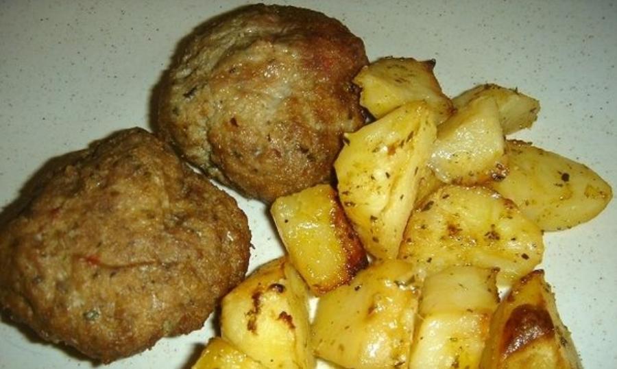 Βάζει στα μπιφτέκια βούτυρο και μετά τα ψήνει στον φούρνο – Το πιο ζουμερό αποτέλεσμα