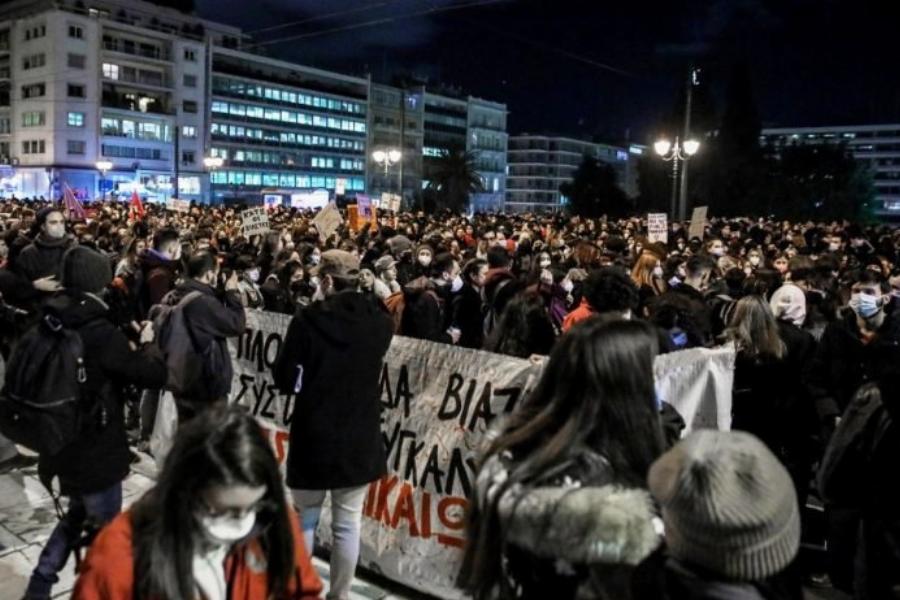 «Αδελφή μου, εγώ σε πιστεύω»: Πλήθος κόσμου κατέκλυσε το Σύνταγμα στην πορεία συμπαράστασης στην 24χρονη Γεωργία Μπίκα