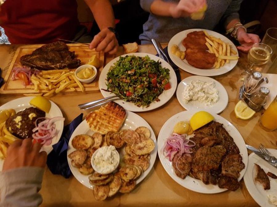 Πως θα ξεχωρίσεις τον “κλασσικό τζαμπατζή” στην ταβέρνα με την παρέα