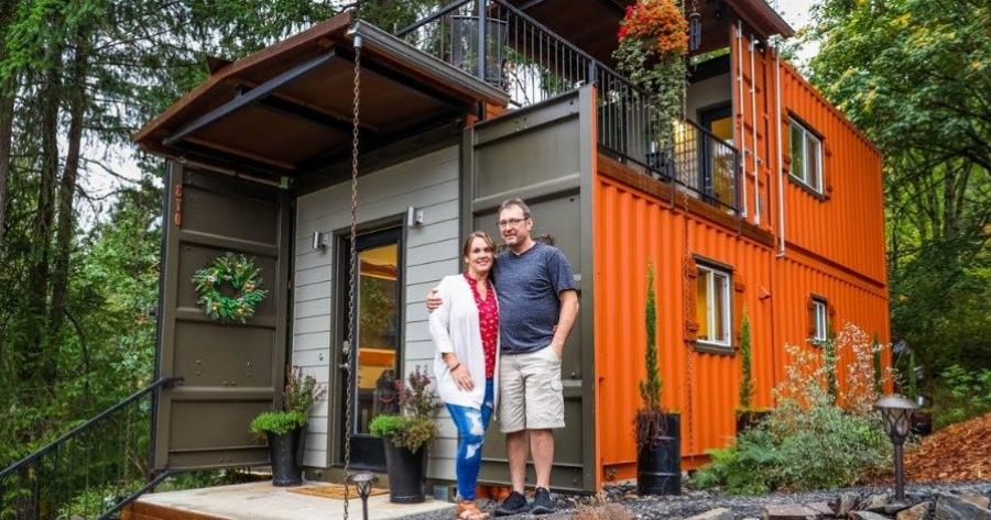 «Θέλαμε να ζήσουμε μία ζωή χωρίς δάνειο και χρέη»: Ζευγάρι έφτιαξε σπίτι από παλιά κοντέινερ και το εσωτερικό του εντυπωσιάζει