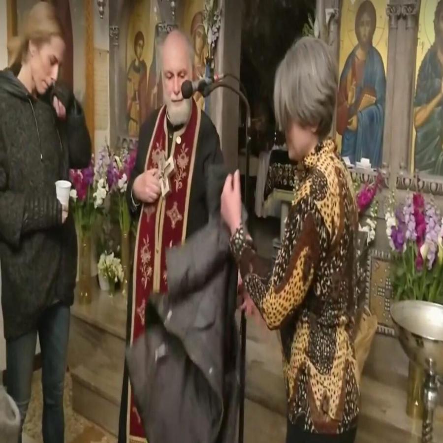 Λυκαβηττός: Ο Τίμιος Σταυρός θεράπευσε γυναίκα και περπάτησε