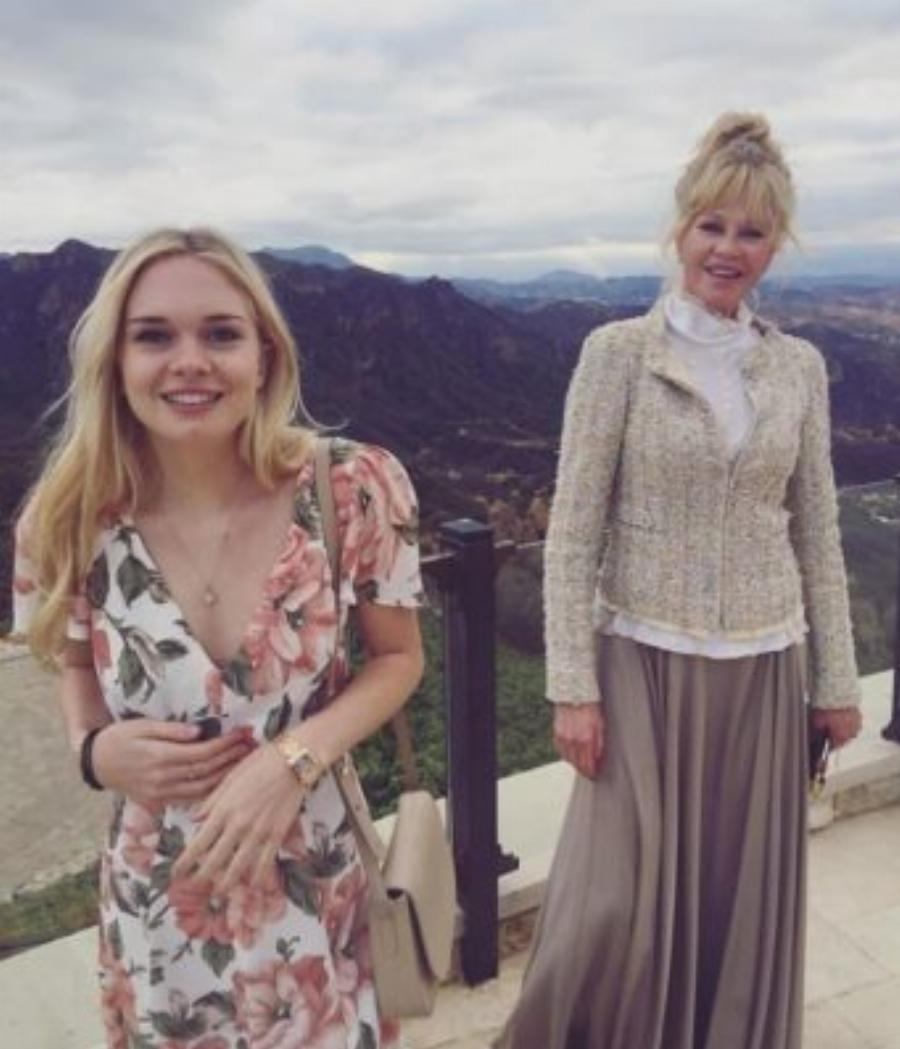 Στέλλα Μπαντέρας: Η κόρη των Αντόνιο Μπαντέρας και Μέλανι Γκρίφιθ έχει μεγαλώσει, είναι μια γοητευτική δεσποινίδα και μοιάζει στη διάσημη γιαγιά της