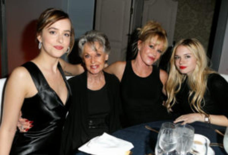 Στέλλα Μπαντέρας: Η κόρη των Αντόνιο Μπαντέρας και Μέλανι Γκρίφιθ έχει μεγαλώσει, είναι μια γοητευτική δεσποινίδα και μοιάζει στη διάσημη γιαγιά της