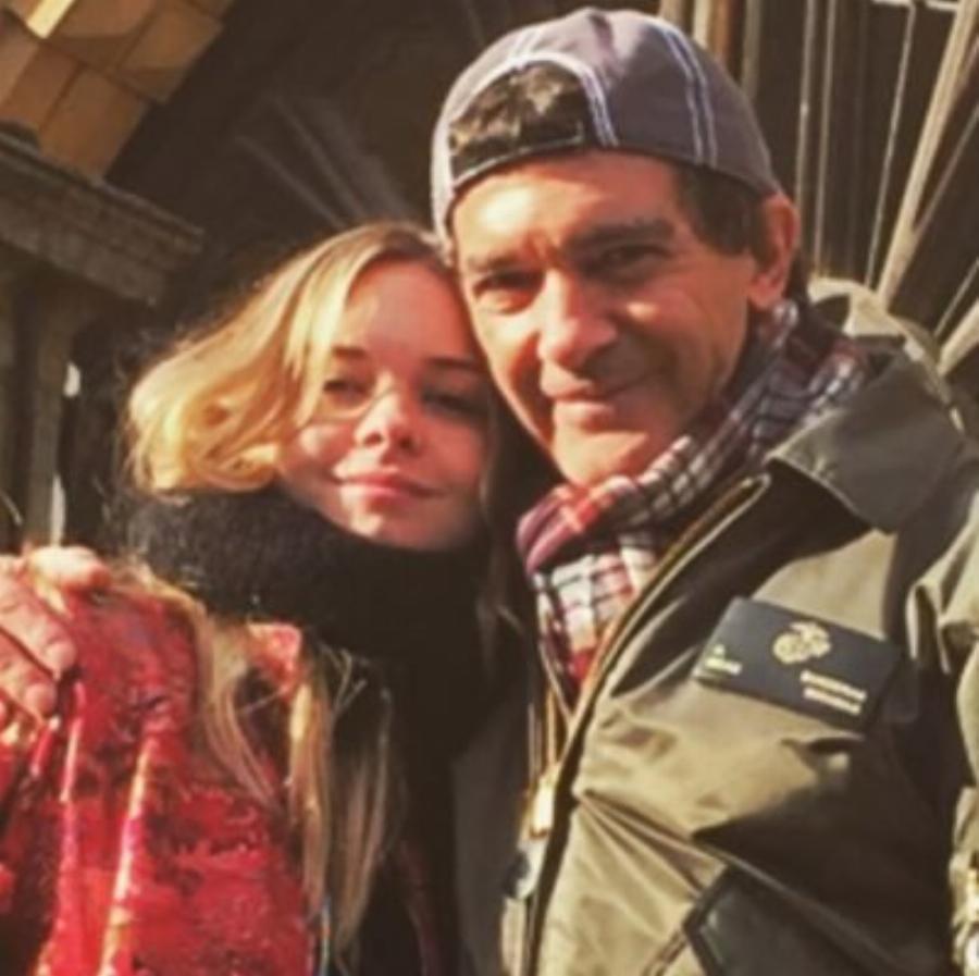 Στέλλα Μπαντέρας: Η κόρη των Αντόνιο Μπαντέρας και Μέλανι Γκρίφιθ έχει μεγαλώσει, είναι μια γοητευτική δεσποινίδα και μοιάζει στη διάσημη γιαγιά της