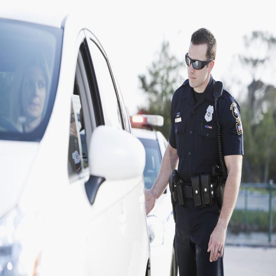 Ο λόγος που οι αστυνομικοί ακουμπάνε τα αυτοκίνητα όταν γίνεται έλεγχος