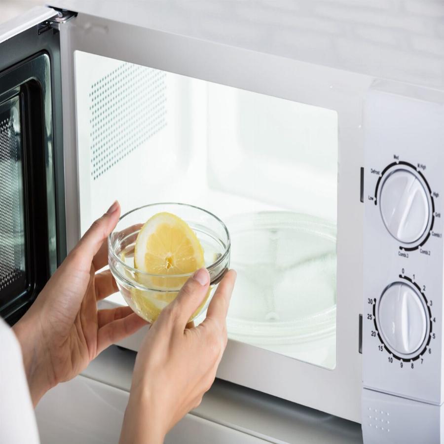 Καθάρισμα φούρνου μικροκυμάτων: Το έξυπνο κόλπο για να το κάνετε να λάμπει χωρίς καθόλου κόπο