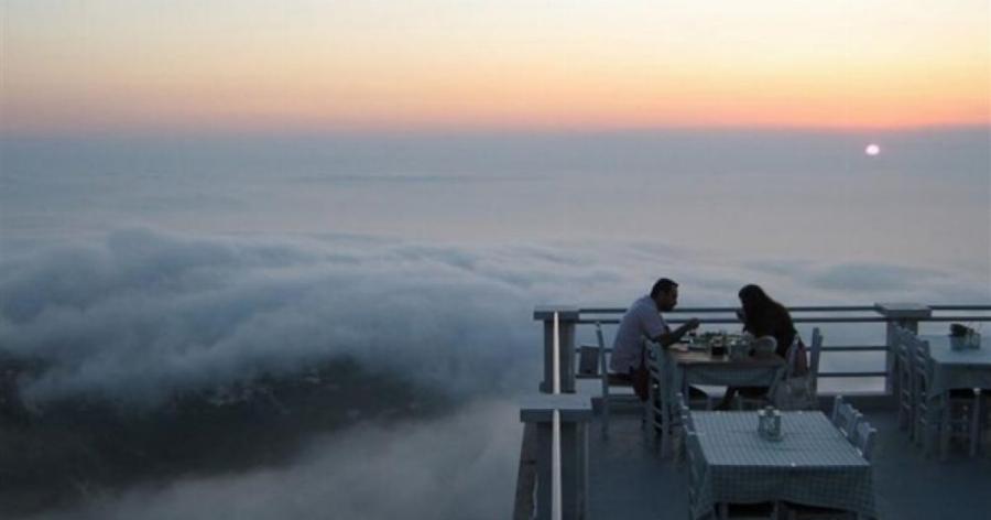 Σαν σκηνικό ταινίας: Το μοναδικό εστιατόριο της Ελλάδας όπου μπορείς να φας πάνω από τα σύννεφα!