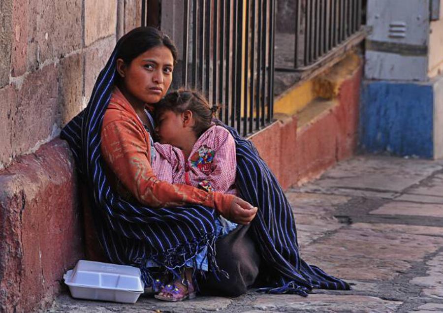 Γιατί τα μωρά των γυναικών που ζητιανεύουν συνεχώς κοιμούνται