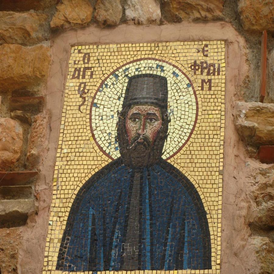 Μυροβλύζει ο Άγιος Εφραίμ στο Μοναστήρι της Νέας Μάκρης