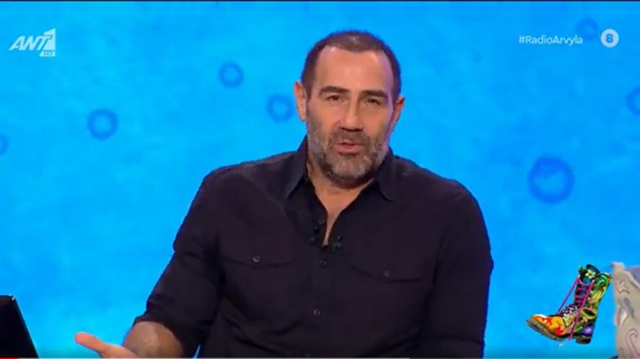 «Δεν μας έριξες με τα παπαγαλάκια σου, θα μας ρίξεις με σεισμό;»: Οι Ράδιο Αρβύλα εναντίον του Κυριάκου Μητσοτάκη στην πρώτη εκπομπή