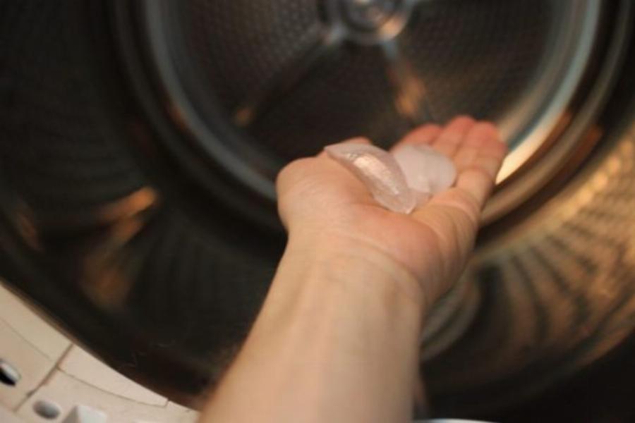 Πλύσιμο ρούχων: Έξυπνοι τρόποι για να μη χαλάσουν τα ρούχα ξανά στο πλυντήριο και να είναι μαλακά