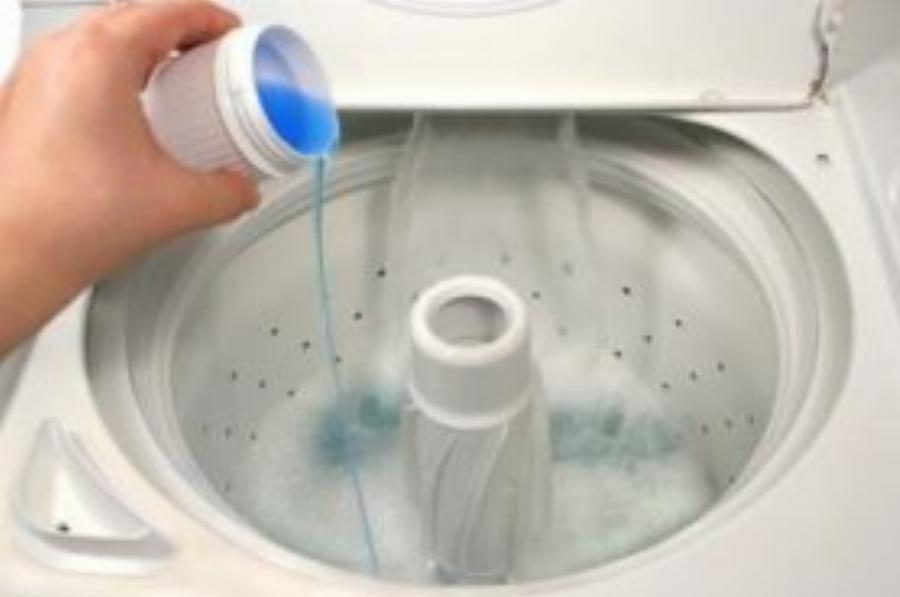 Πλύσιμο ρούχων: Έξυπνοι τρόποι για να μη χαλάσουν τα ρούχα ξανά στο πλυντήριο και να είναι μαλακά