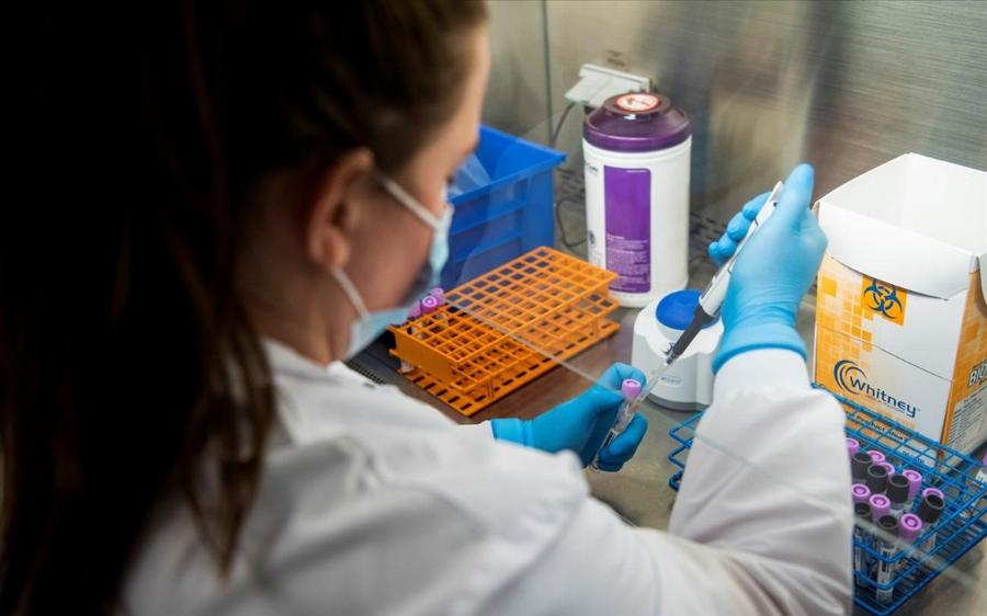 Οι τροφές που προστατεύουν από την μετάλλαξη όμικρον, από τα συμπτώματα της και βελτιώνουν την υγεία