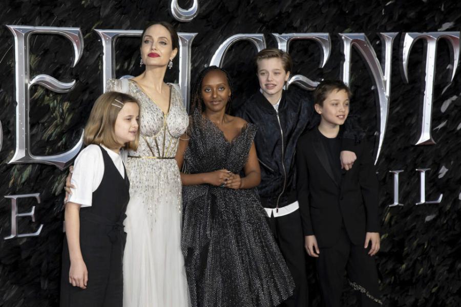 Μοιάζουν σαν δύο σταγόνες νερό: Ο γιος της Αντζελίνα Τζολί και του Μπράντ Πιτ, μεγάλωσε και είναι ίδιος η μητέρα του