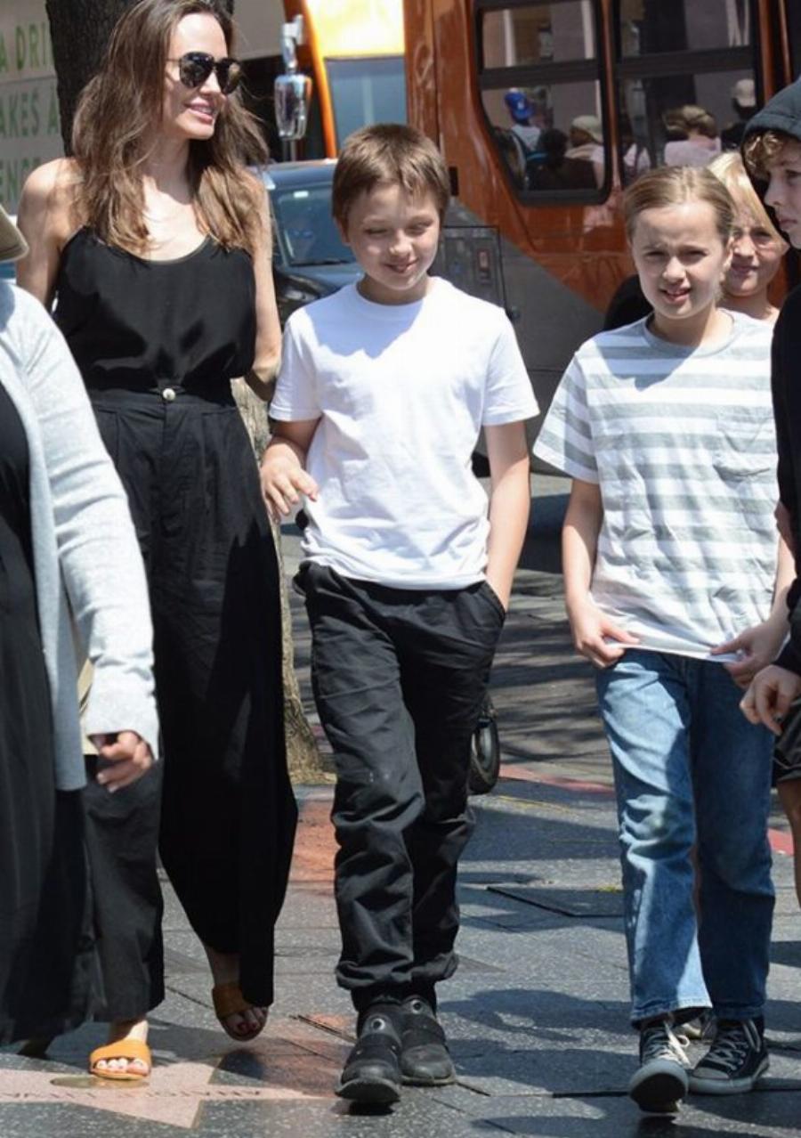 Μοιάζουν σαν δύο σταγόνες νερό: Ο γιος της Αντζελίνα Τζολί και του Μπράντ Πιτ, μεγάλωσε και είναι ίδιος η μητέρα του