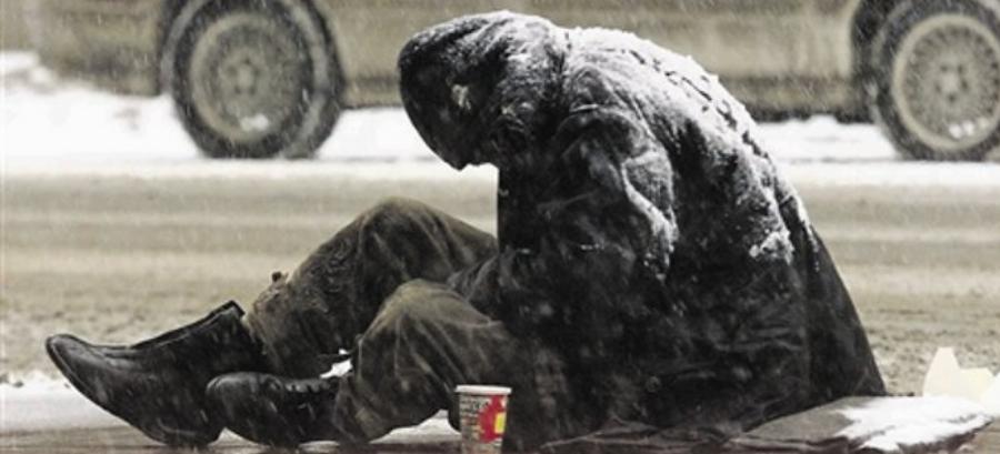 «Κρυώνω μαμά κάνε κάτι»: Χιόνιζε και κοιμόμουν με την κόρη μου στον δρόμο ώσπου μας πήρε σπίτι του ένας άγνωστος