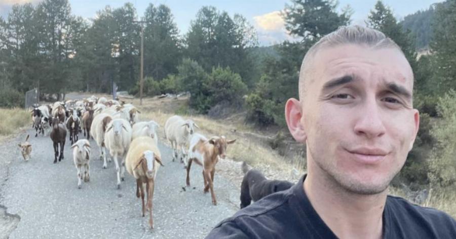 Κώστας Μπατσίλας: Ο 23χρονος που επέλεξε να ζήσει με τους μαύρους χοίρους, τα πρόβατα και τα μοσχάρια