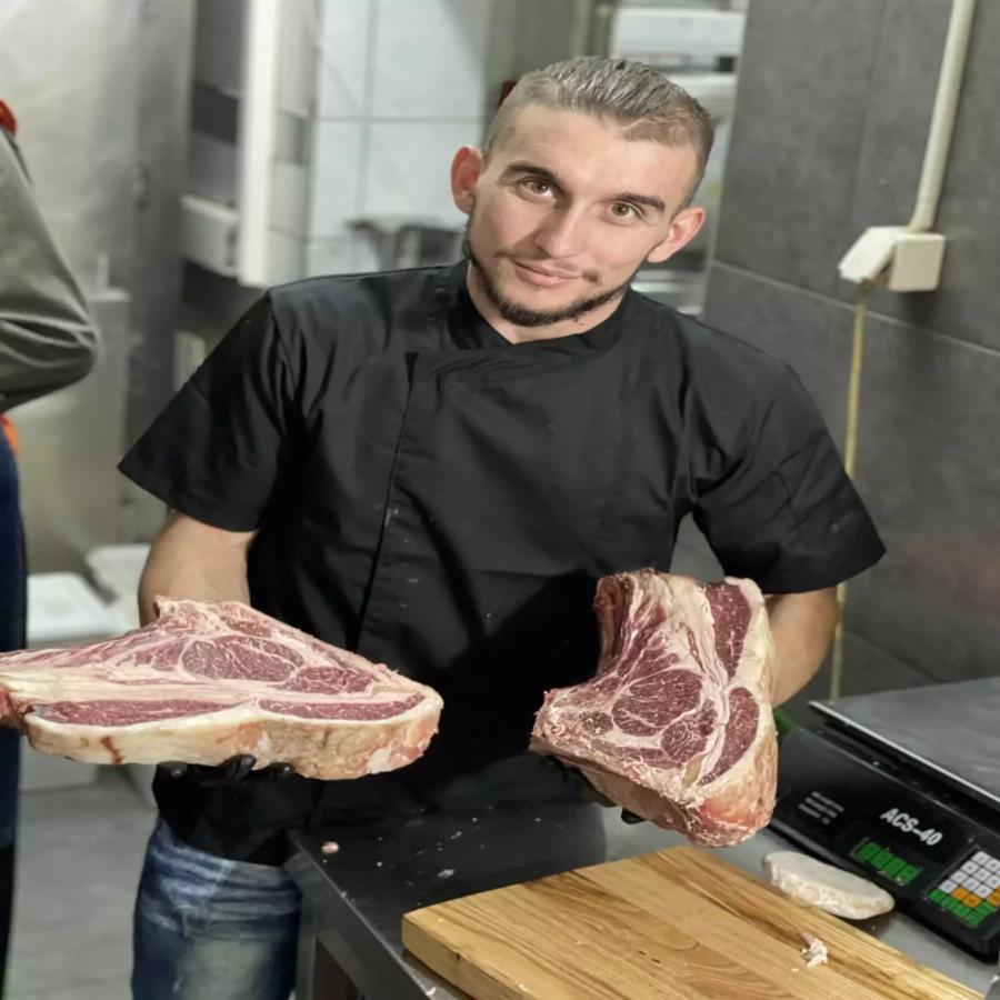 Κώστας Μπατσίλας: Ο 23χρονος που επέλεξε να ζήσει με τους μαύρους χοίρους, τα πρόβατα και τα μοσχάρια