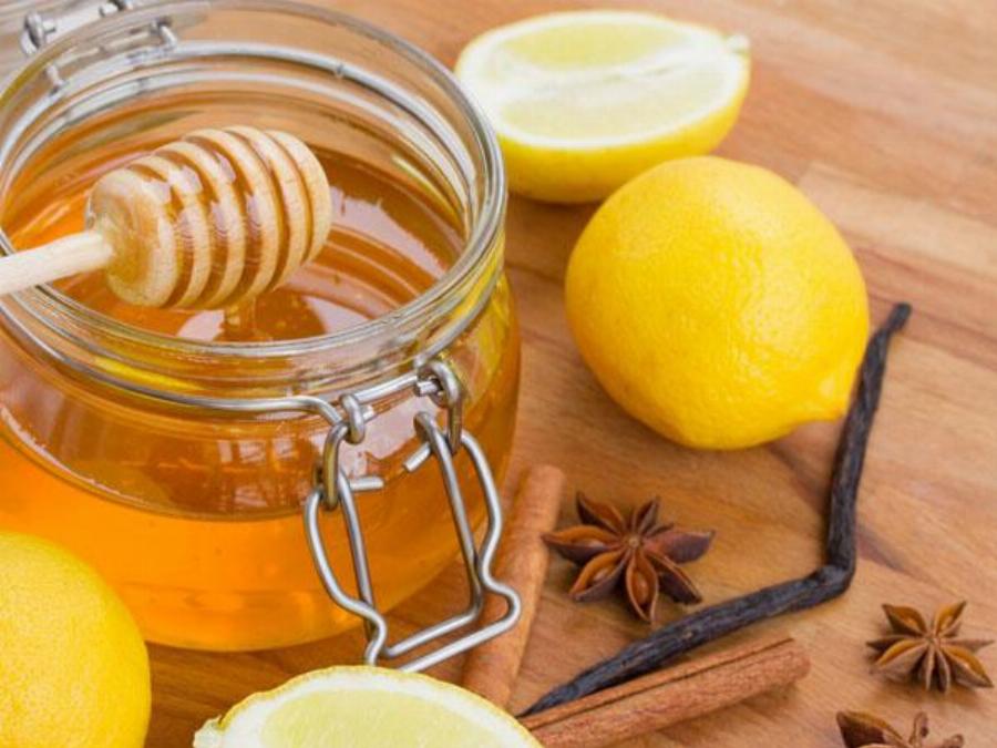 Μέλι με λεμόνι: Βοηθά στη χρόνια δυσκοιλιότητα, κάνει το δέρμα να φαίνεται νεότερο και πιο ελαστικό και ενισχύει το ανοσοποιητικό σύστημα