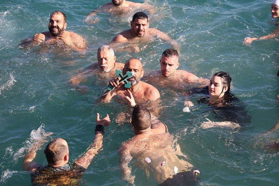 16χρονος έπιασε τον Σταυρό στο λιμάνι του Ηρακλείου – Με λαμπρότητα ο εορτασμός των Θεοφανείων