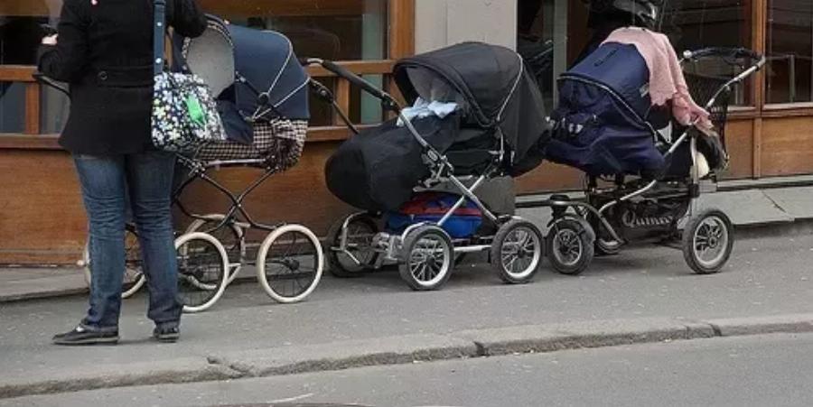 Γιατί οι Βόρειοι αφήνουν τα καρότσια με τα μωρά έξω στο πολικό κρύο;