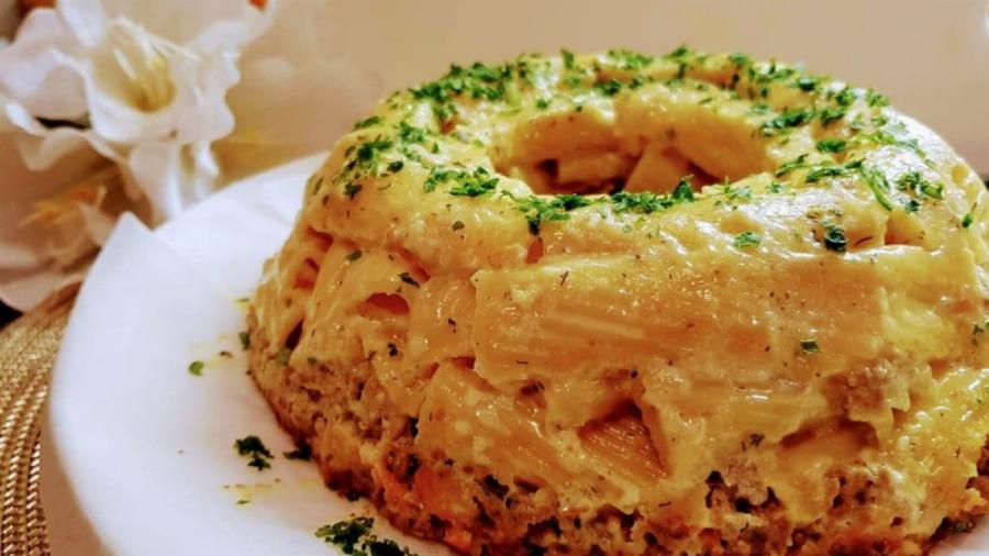 Πεντανόστιμη συνταγή για μακαρόνια: Πένες ογκρατέν με κιμά και κουρκουμά στην φόρμα για κέικ