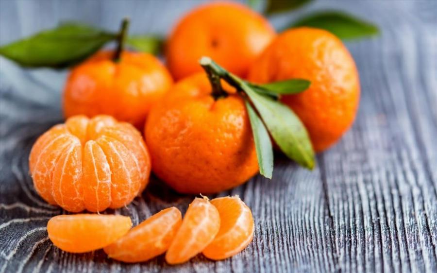 Αυτός είναι ο σωστός τρόπος: Τόσο καιρό καθαρίζαμε λάθος τα μανταρίνια