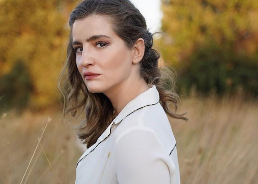 Μαρία Κίτσου: Ο αυστηρός πατέρας, οι σπουδές Θεολογίας, το επεισόδιο μετά από θεατρική παράσταση και η γνωριμία με τον Μίνω Μάτσα