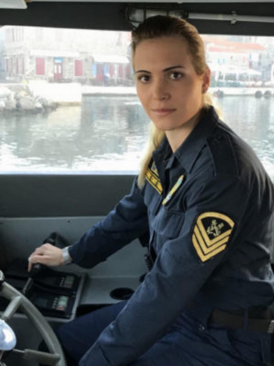 Μαρία Κόντη: H κούκλα κυβερνήτης του Λιμενικού που σώζει ανθρώπους καθημερινά και τιμήθηκε για το έργο της