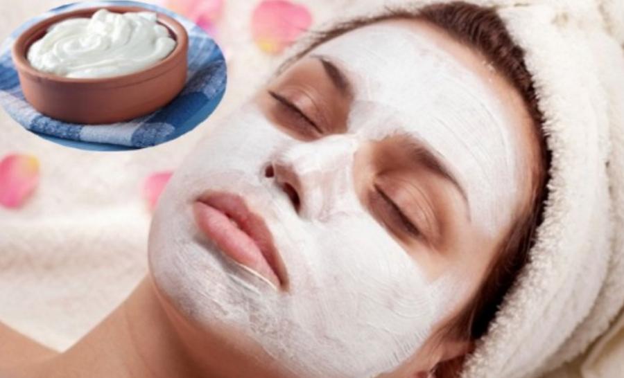 Ανακάτεψε νερό με γιαούρτι και πότισε τα λουλούδια – Το αποτέλεσμα θα σας αφήσει με το στόμα ανοιχτό