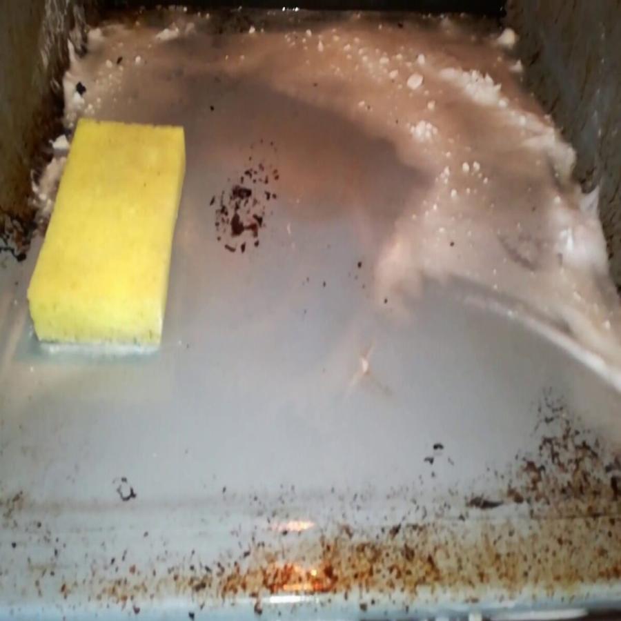 Καθαρισμός φούρνου: Πως να απαλλαγείτε από τα καμένα λίπη και λάδια με ένα υλικό που έχετε στο ντουλάπι σας