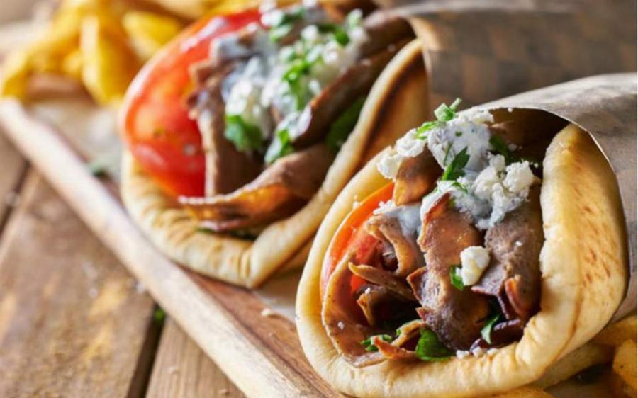 Μεγάλο έγκλημα: Ο λόγος που δεν πρέπει να βάζουμε πατάτα στο σουβλάκι