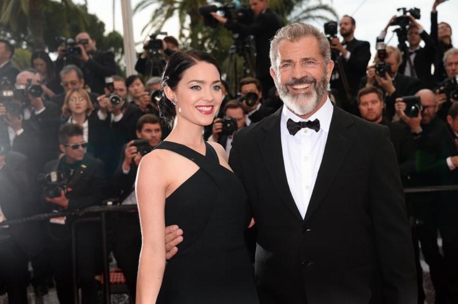 «Η αγάπη χρόνια δεν κοιτά»: Έλληνες διάσημοι και ξένοι που έχουν ως και 50 χρόνια διαφορά ηλικίας με τις συντρόφους τους