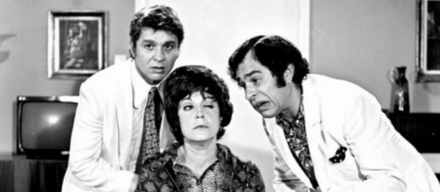 Χρόνης Εξαρχάκος: Η μοναξιά, η αναπηρία της μητέρας του, η καταπίεση, ο καρκίνος, και ο πρόωρος θάνατος