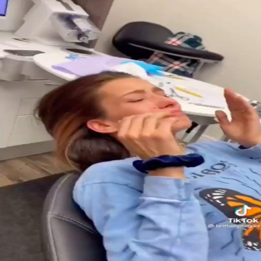 Γυναίκα έχασε όλα τα δόντια της από τις καταχρήσεις και ο οδοντίατρος την μεταμόρφωσε σε ένα πανέμορφο πλάσμα