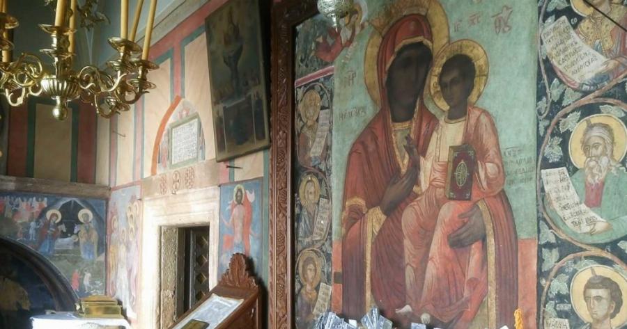 Θαύμα: Όταν ο Ιερέας εκφώνησε «Της Παναγίας αχράντου υπερευλογημένης Μαρίας…», ακούστηκε στον ναό μια κραυγή: «Χάθηκε η Παναγία»