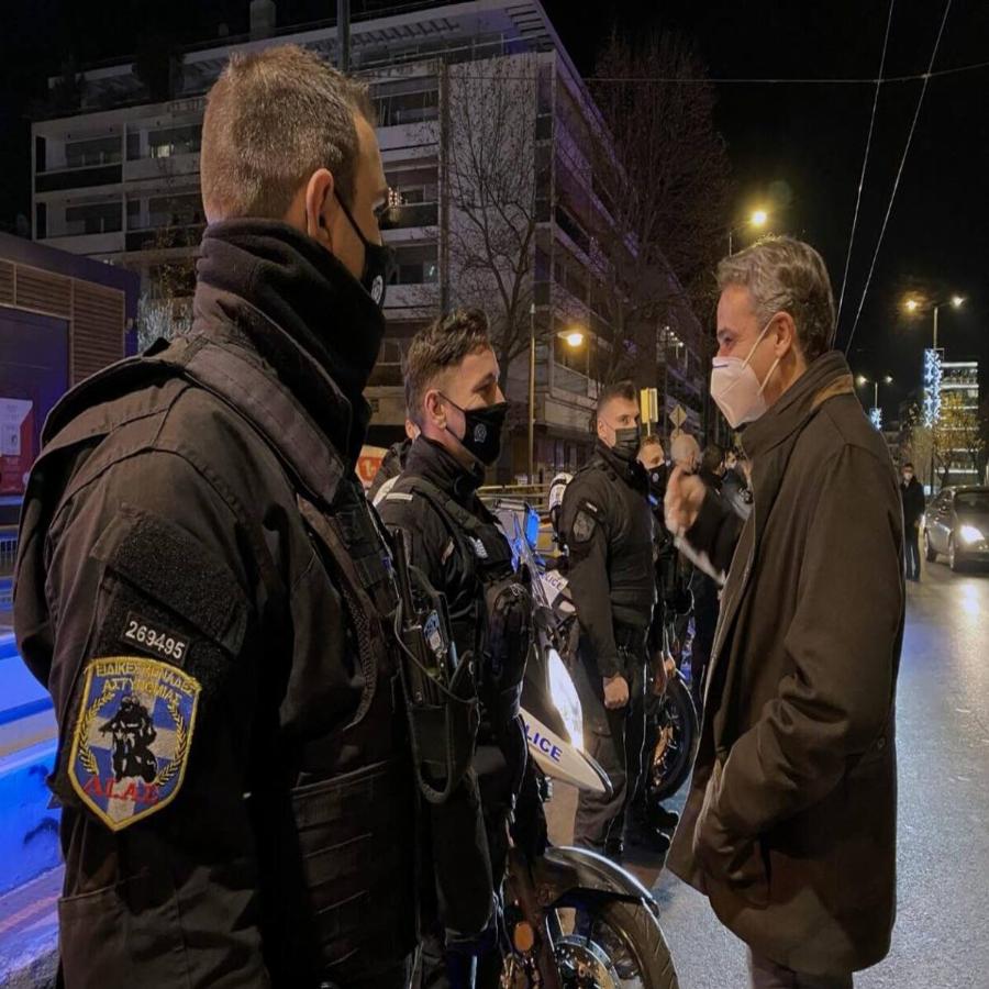 Κυριάκος Μητσοτάκης: Έκανε παραμονή Πρωτοχρονιάς μαζί με αστυνομικούς της ομάδας ΔΙΑΣ