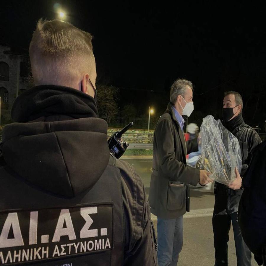 Κυριάκος Μητσοτάκης: Έκανε παραμονή Πρωτοχρονιάς μαζί με αστυνομικούς της ομάδας ΔΙΑΣ