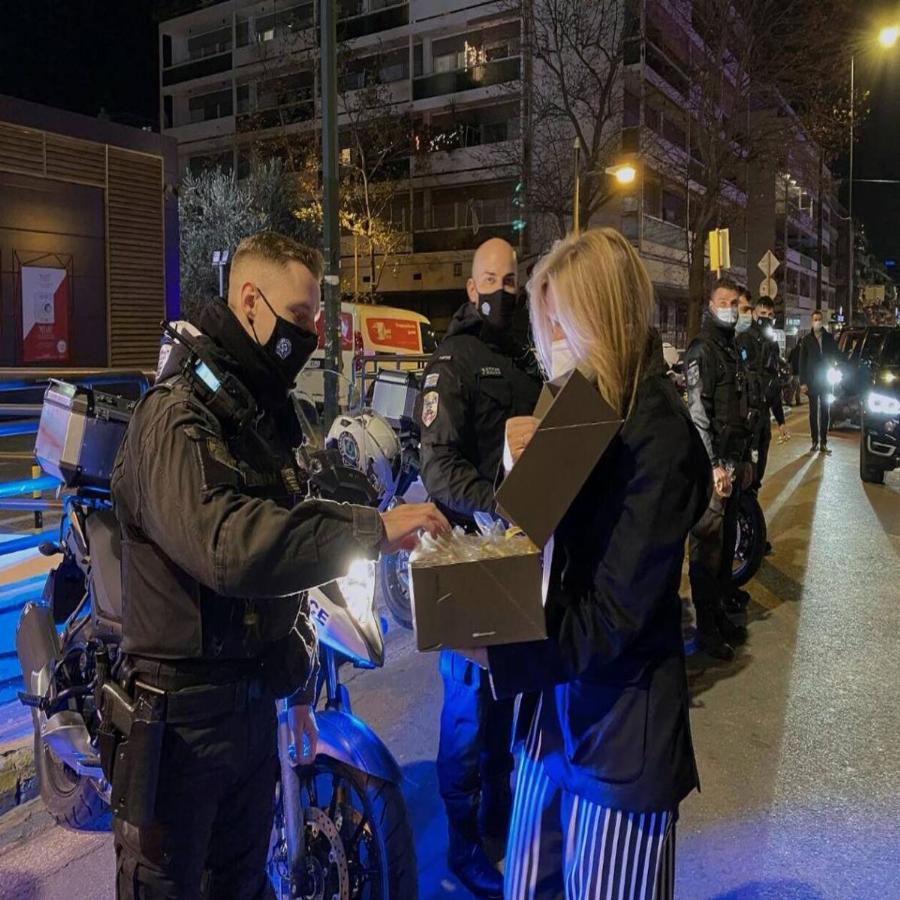 Κυριάκος Μητσοτάκης: Έκανε παραμονή Πρωτοχρονιάς μαζί με αστυνομικούς της ομάδας ΔΙΑΣ