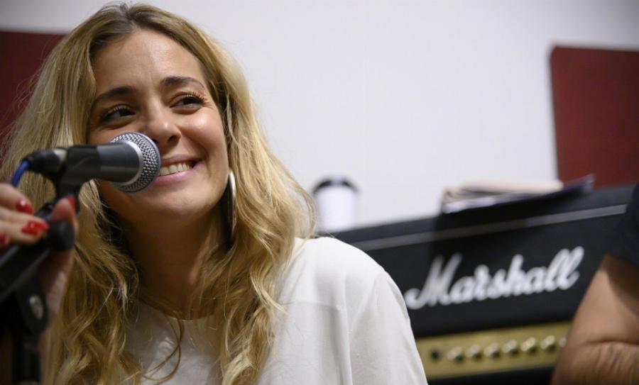 Νατάσα Μποφίλιου: Η σχέση με την οικογένεια της, οι 2 πατεράδες και 2 μανάδες, η γνωριμία με τον σύζυγό της και ο γάμος στην Ταράτσα του Φοίβου