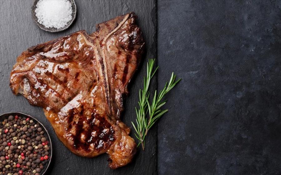 Το λάθος στο μαγείρεμα της μπριζόλας: Το «φάουλ» με το αλάτι που την κάνει σκληρή