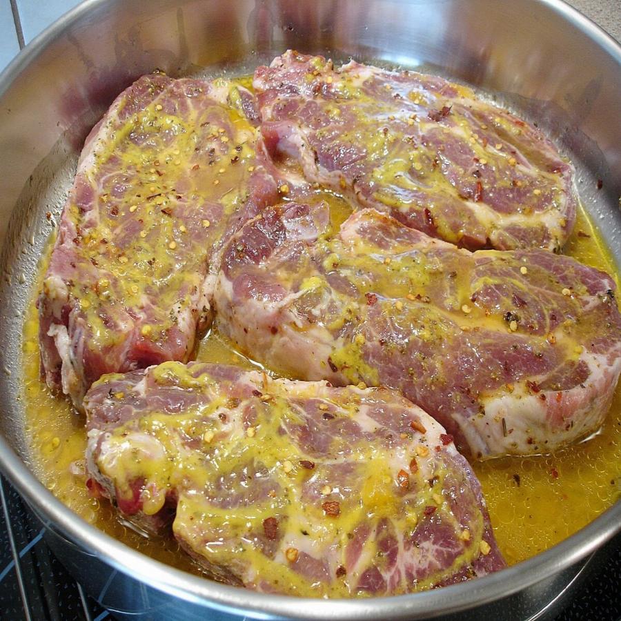 Χοιρινές Μπριζόλες: Έχουμε την πιο νόστιμη συνταγή – Γίνονται απίστευτα ζουμερές και μαρινάρονται με μουστάρδα, πορτοκάλι και μέλι