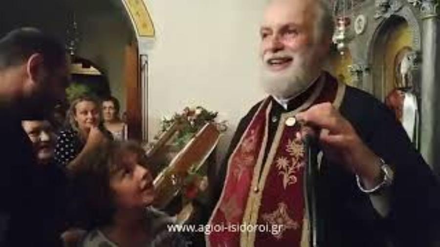 Παιδάκι με πρόβλημα όρασης βλέπει στην Εκκλησία των Αγίων Ισιδώρων