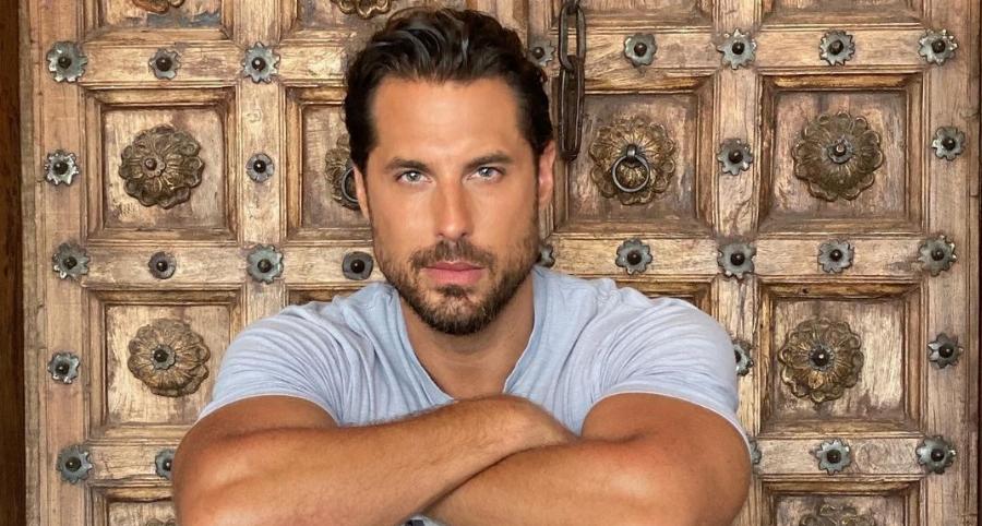 Απλά προσκυνάμε: Ο Νάσος Παπαργυρόπουλος φιλοξενεί άστεγο στο σπίτι του λόγω κακοκαιρίας