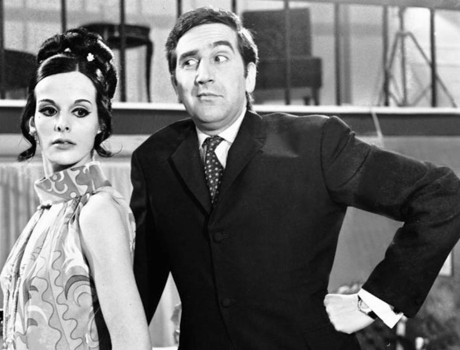 Γιώργος Κωνσταντίνου: Η παιδική ηλικία, η σχιζοφρενής γιαγιά που τον μεγάλωσε, η μάχη με το τζόγο και οι τοκογλύφοι