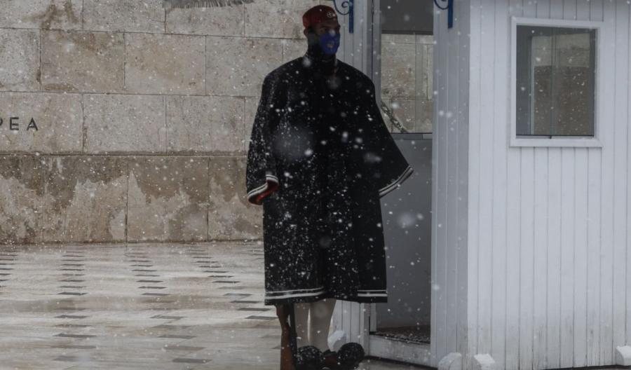 «Γεια σου μάγκα τσολιά μου»: Οι Εύζωνες δεν λυγίζουν από την κακοκαιρία