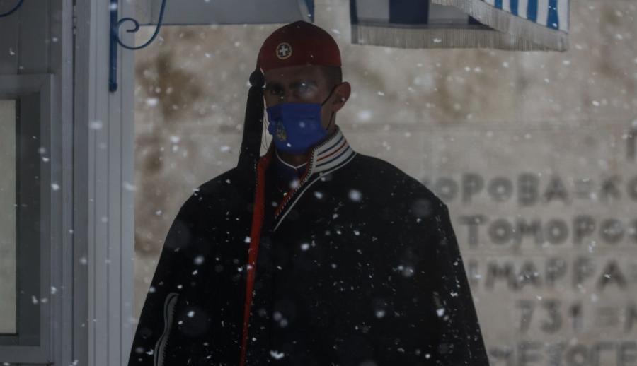 «Γεια σου μάγκα τσολιά μου»: Οι Εύζωνες δεν λυγίζουν από την κακοκαιρία