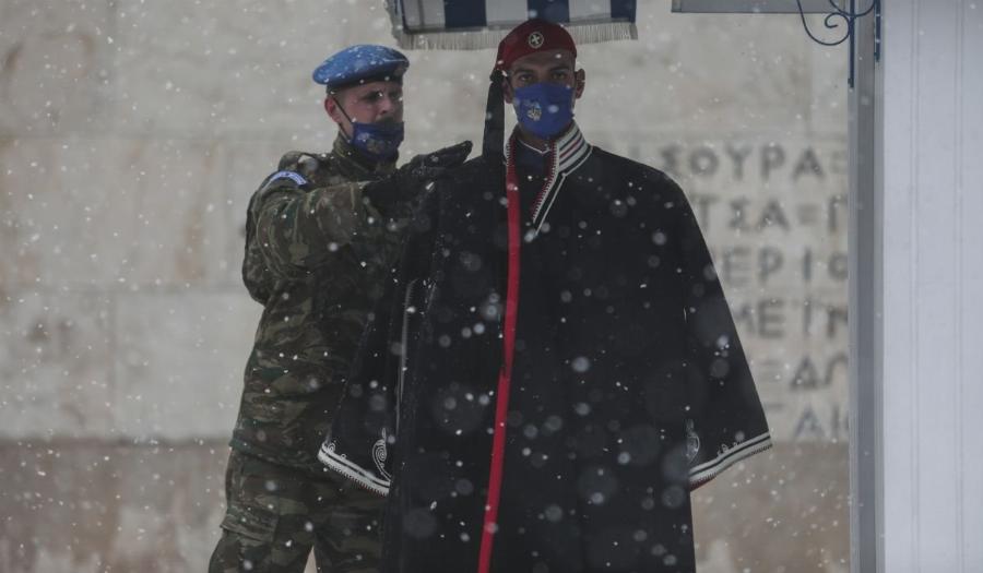 «Γεια σου μάγκα τσολιά μου»: Οι Εύζωνες δεν λυγίζουν από την κακοκαιρία